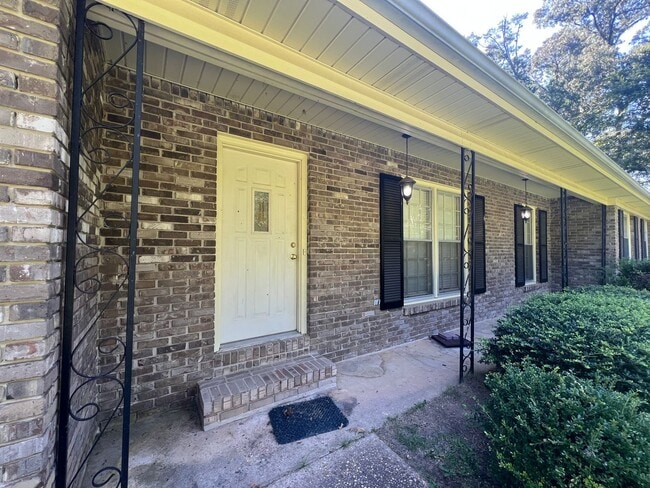 Building Photo - 3 bedroom 2 bathroom single level home in ...