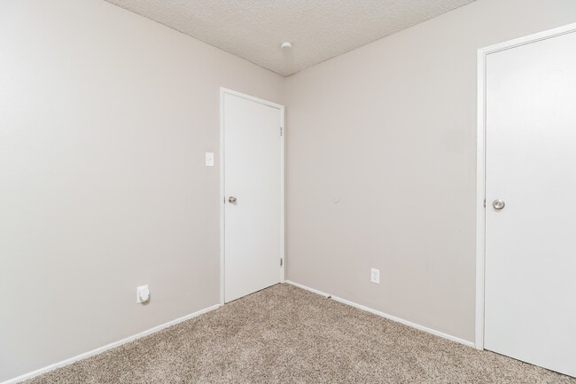 Building Photo - 2032 Farflung Dr