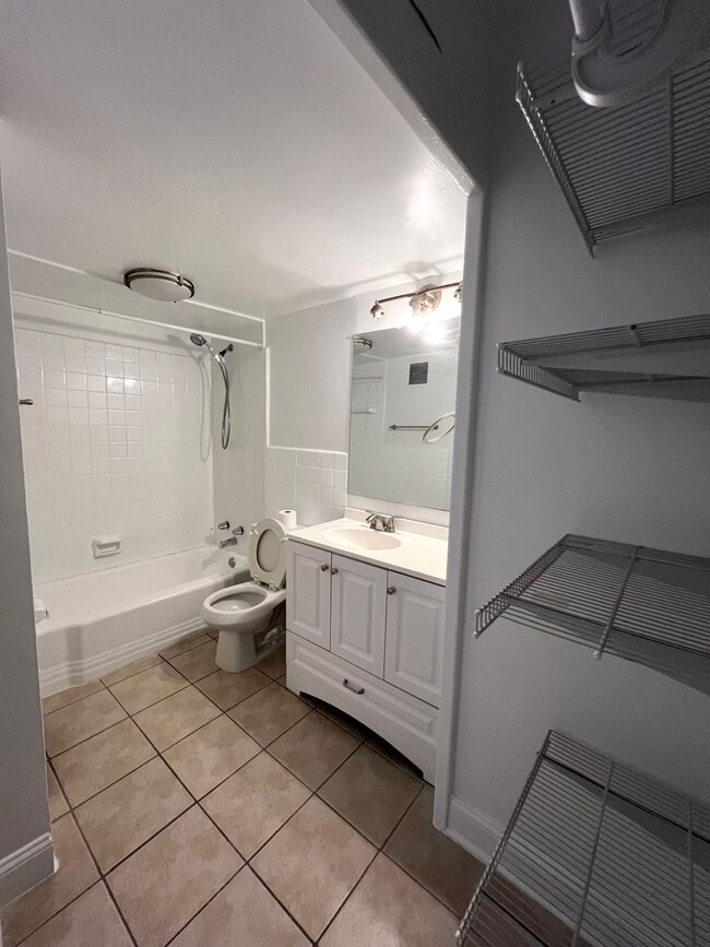 Building Photo - 922 24th St NW