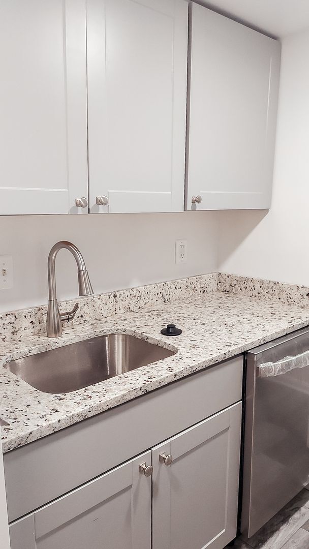 Building Photo - Spacious And Renovated 3 Bed 2 Bath Interi...