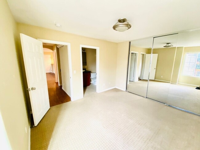 Building Photo - AVAILABLE JUNE 1st! CENTRALLY LOCATED 3BD/...