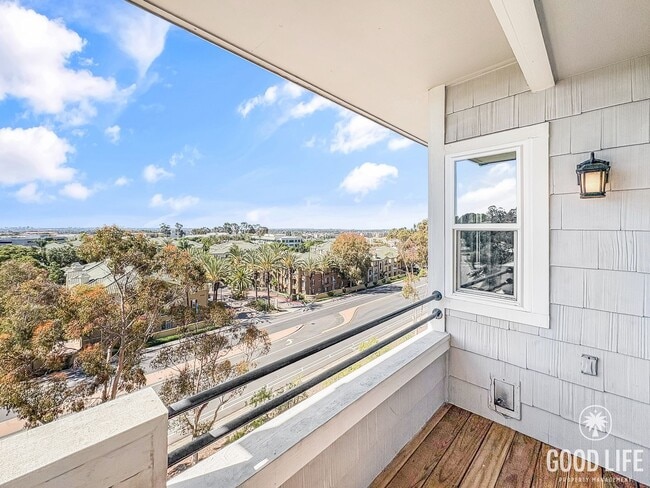 Building Photo - Modern 2-Story Split-Level Home with Commu...
