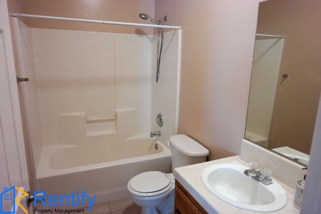 Building Photo - Cute 3/2 SW home in a Cul-de-Sac.