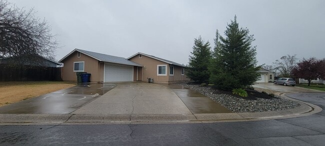 Building Photo - Quiet Cul de Sac With RV Parking in North Redding