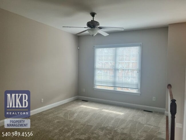 Building Photo - Spacious 3 Bedroom/ 2.5 Bath Home