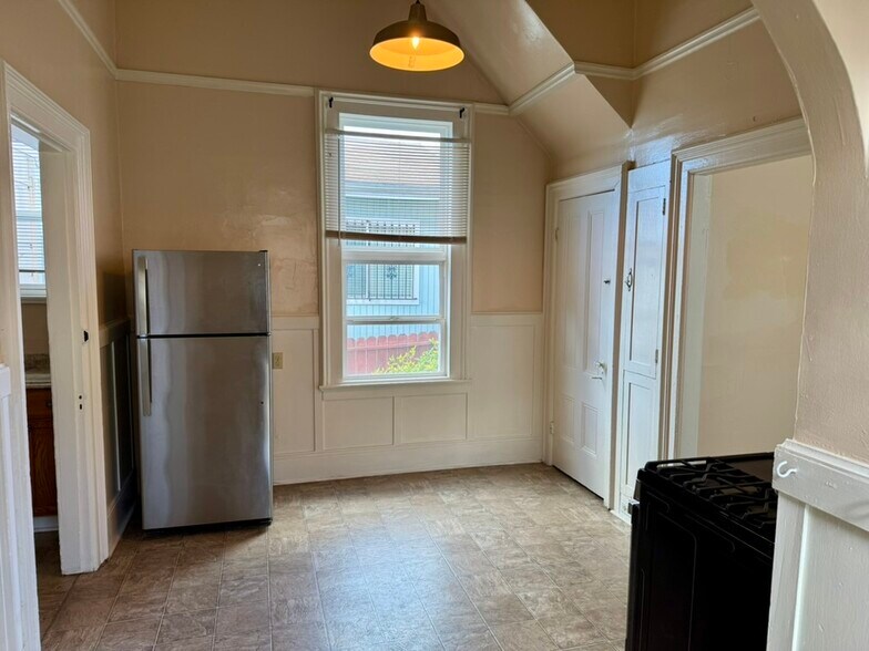 Kitchen - 1231 E 19th St