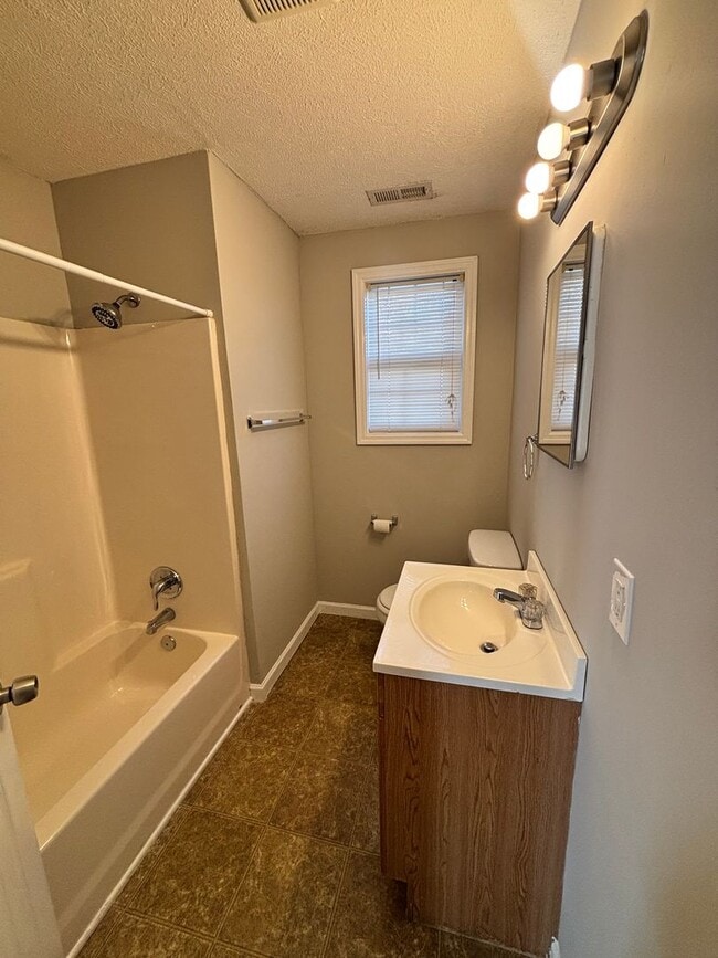 Building Photo - Cozy 3bd/2bth Cottage in Alcoa!