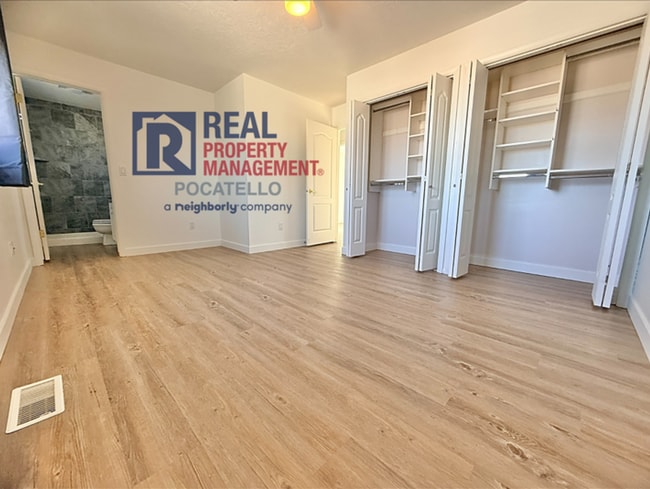 Building Photo - 4 bed 3 bath house - 2 car garage - RV parking