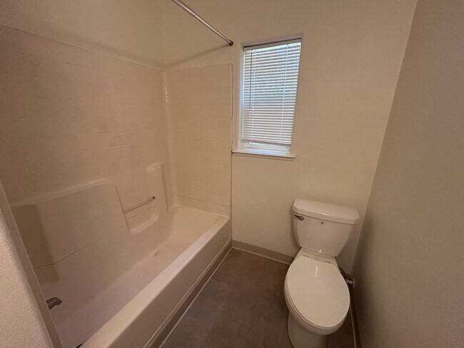 Building Photo - 3bd 1ba