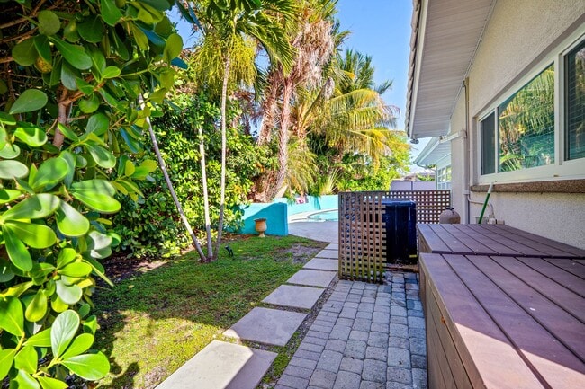 Building Photo - Single Family home on quiet street steps from the Intracoastal and Dining