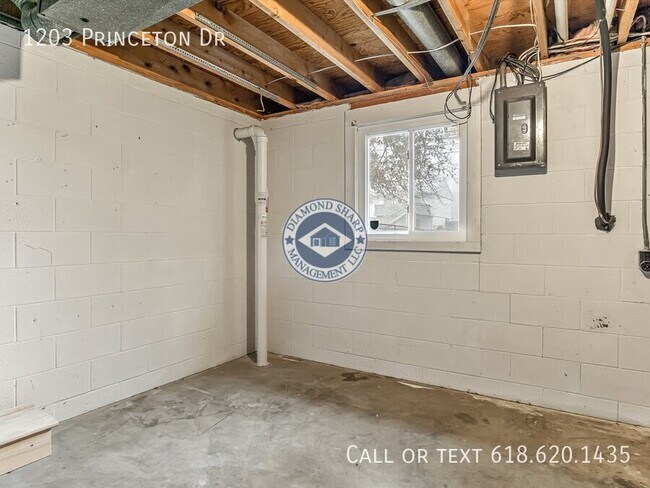 Building Photo - 1203 Princeton Dr