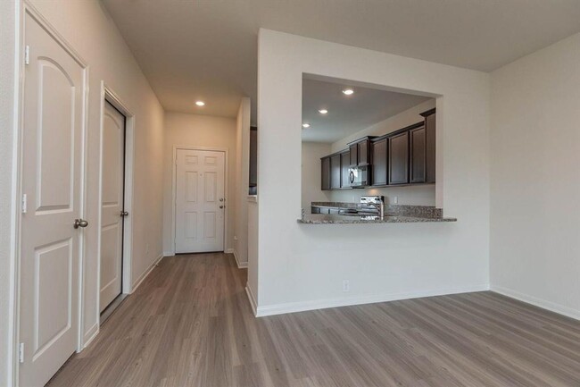 Building Photo - Spacious Brand New Home with 5 Bed/2.5 bat...