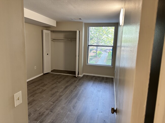 Building Photo - 2 Shrewsbury Green Dr