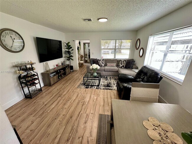 Building Photo - 6040 SW 35th St