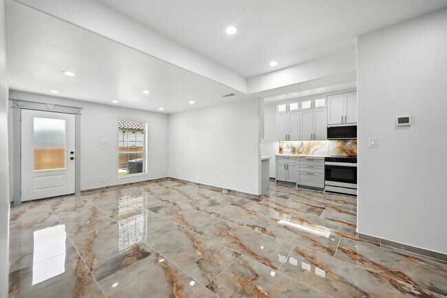 Building Photo - ***936 Elwood Duplex***