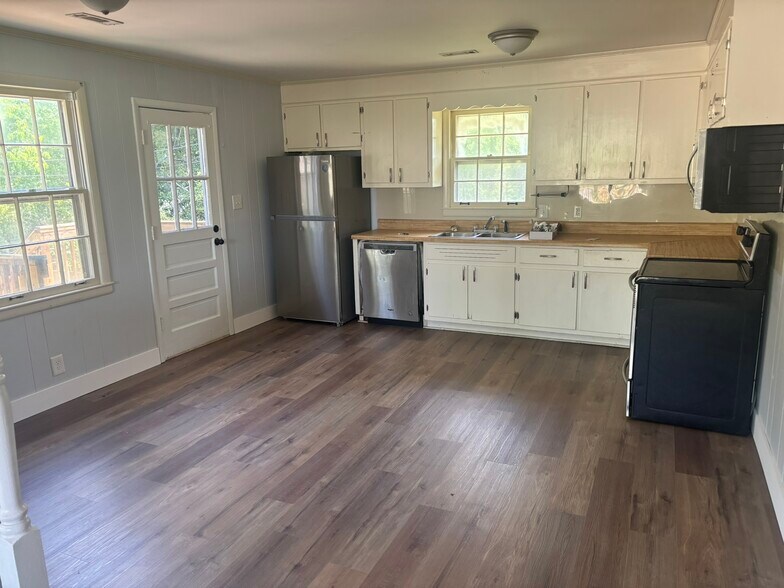 Building Photo - 7108 Cobb Cir