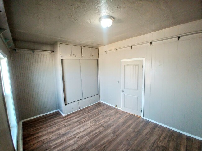 Building Photo - 2 Bed, 1 Bath Home with Covered Patios