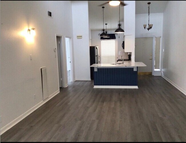 Building Photo - Townhome Close to Lake Conroe