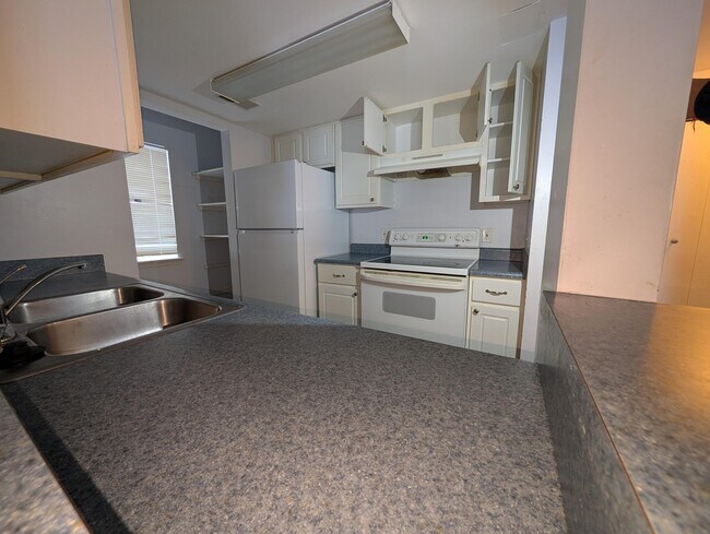 Building Photo - 849 Brandon Ave