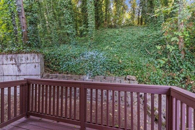 Building Photo - Wide open Eastern views from this near 3,000 sqft house, perched in the trees.