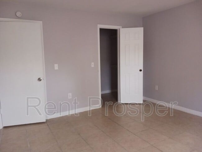 Building Photo - 4180 Versailles Dr