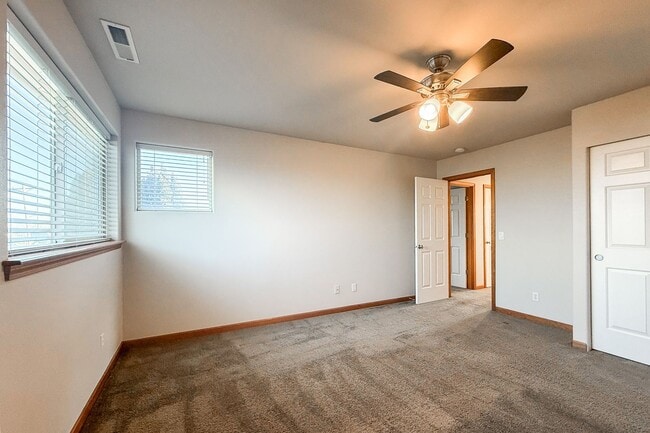 Building Photo - Beautiful 4-Bedroom Townhome in South Richland