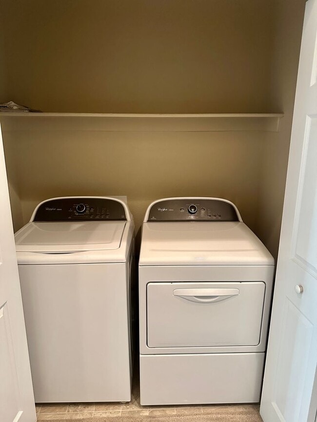 Building Photo - 2 Bedroom townhome in School District 20 w...