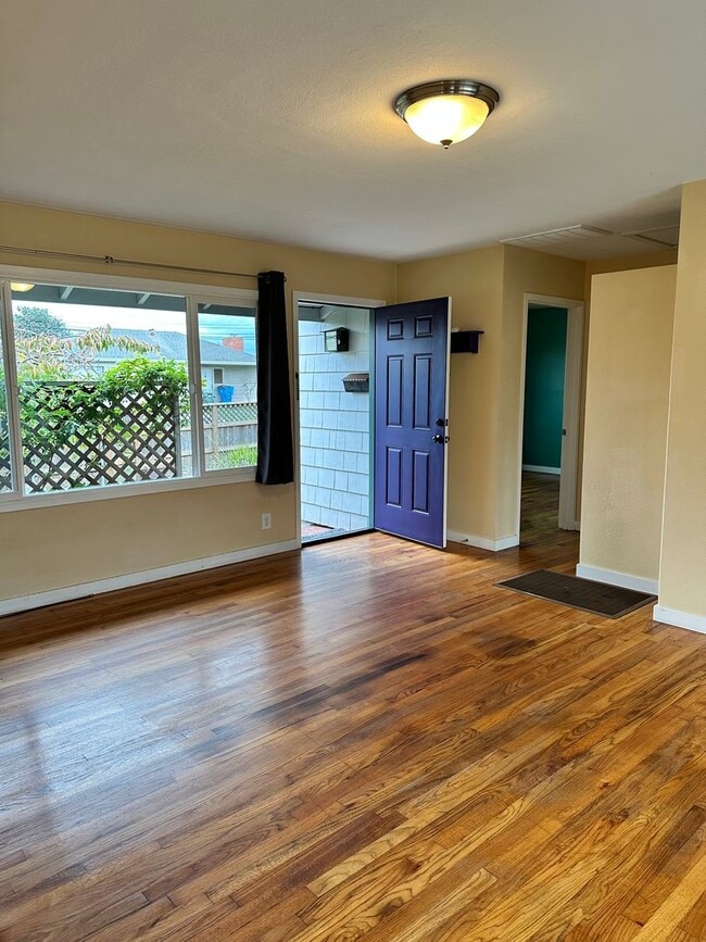 Building Photo - 2 Bedroom/ 1 Bath House in Eureka, Single car Garage with Washer & Dryer included!!