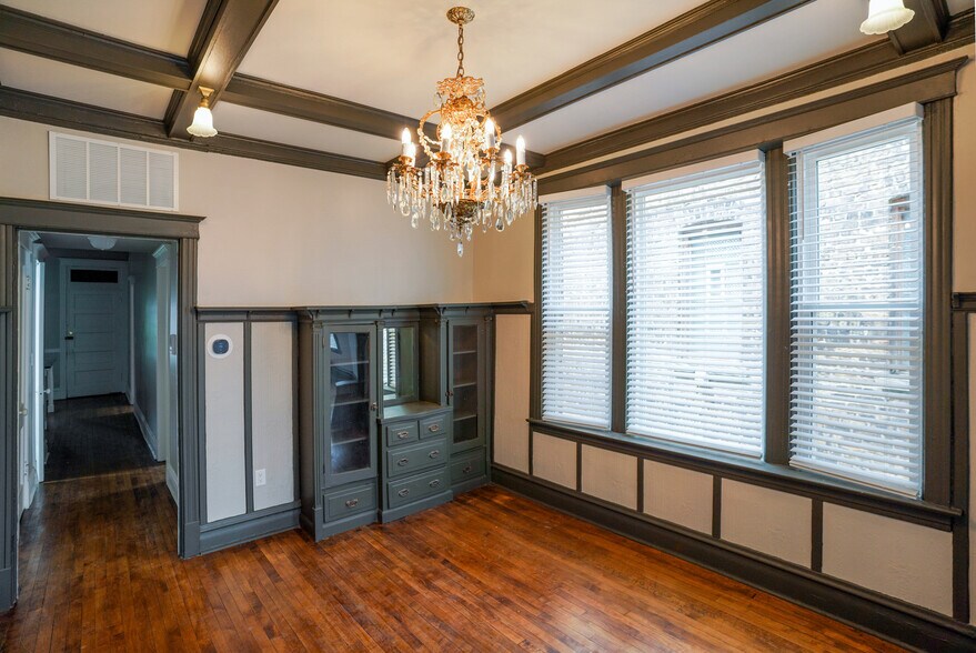 Building Photo - 836 N Maplewood Ave