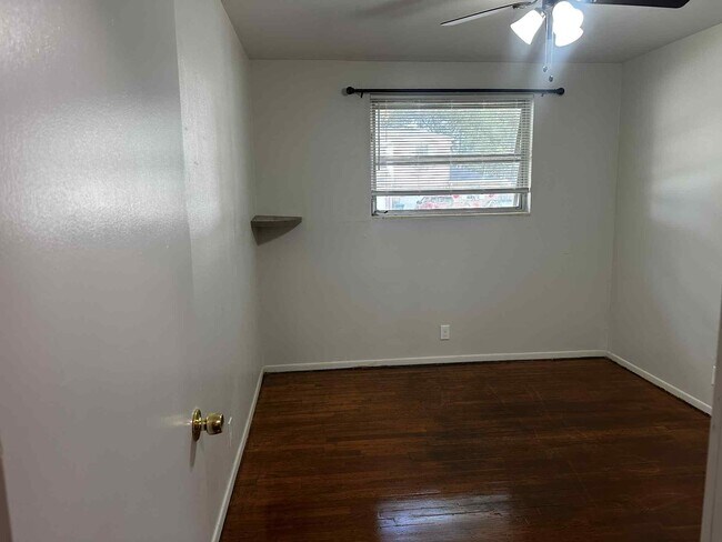 Building Photo - 421 Corvet St