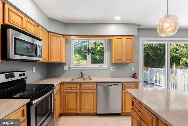 Building Photo - 18 Lakeview Dr