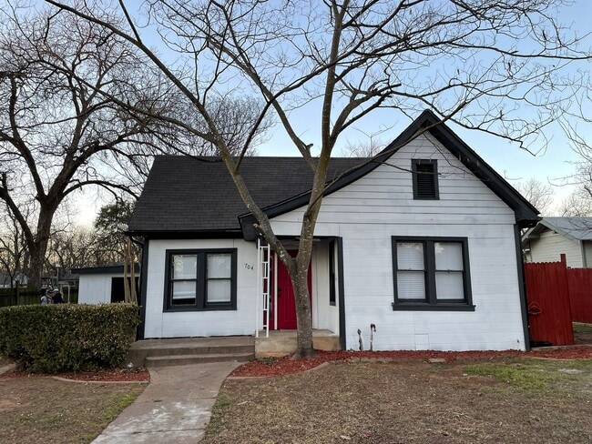 Building Photo - 704 Williams Ave