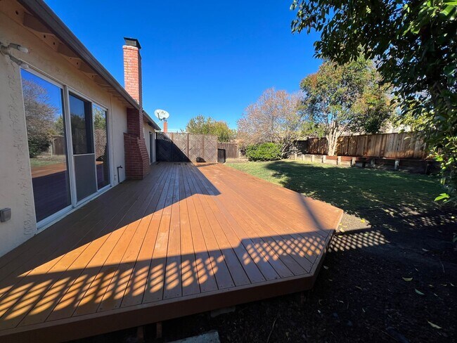Building Photo - Newly Updated 4/2 Home! Remodeled Bathroom...