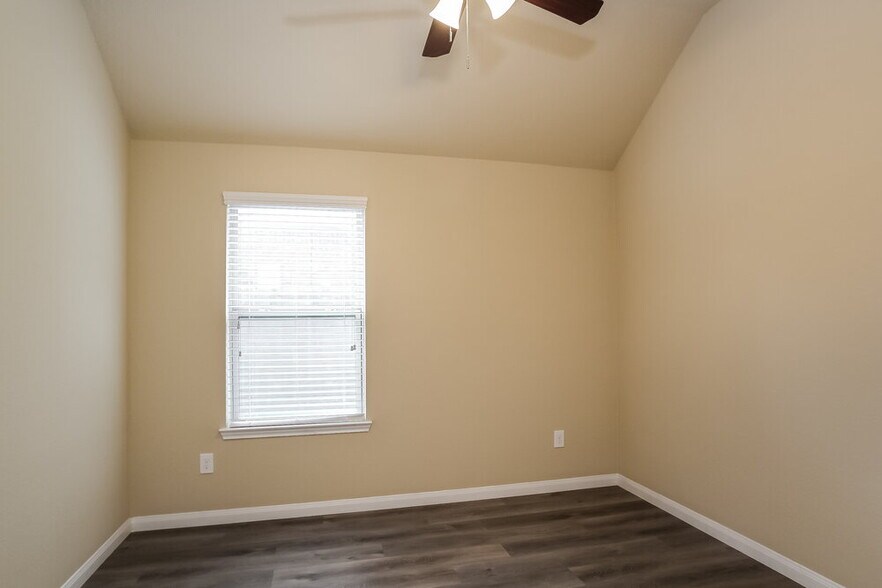 Building Photo - 988 Arbor Glen