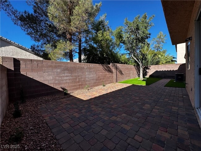 Building Photo - 2649 Heathrow St