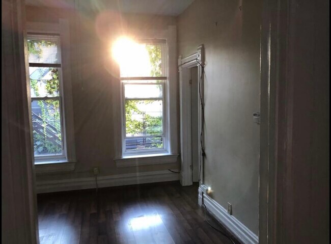 Building Photo - 1014 N Paulina St