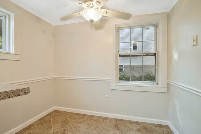 Building Photo - 806 Pelhamdale Ave