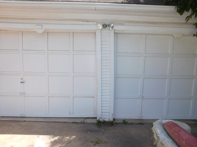 2 Door garage - 1308 Kendlewood Ave
