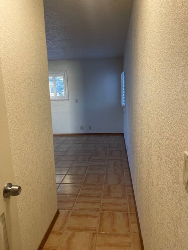 Building Photo - Wonderful Home 3 bed 2 bath with a Great Yard & Views Contact Property Pros Property Management