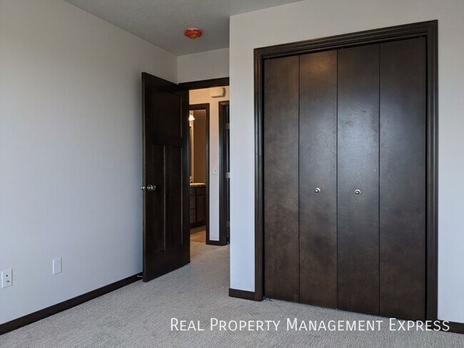 Building Photo - 9562 W Broek Dr