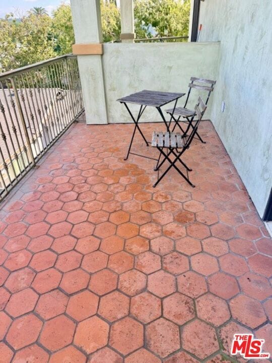 Building Photo - 917 N Sierra Bonita Ave