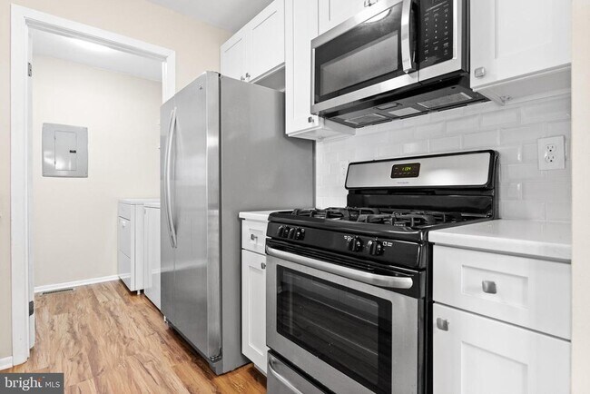 Building Photo - 705 Woodhollow Dr