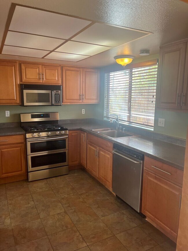 Building Photo - Tri-level 4 bedroom 3 bathroom Rincon Vall...