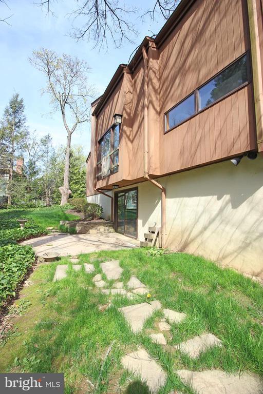 Building Photo - 6872 Melrose Dr