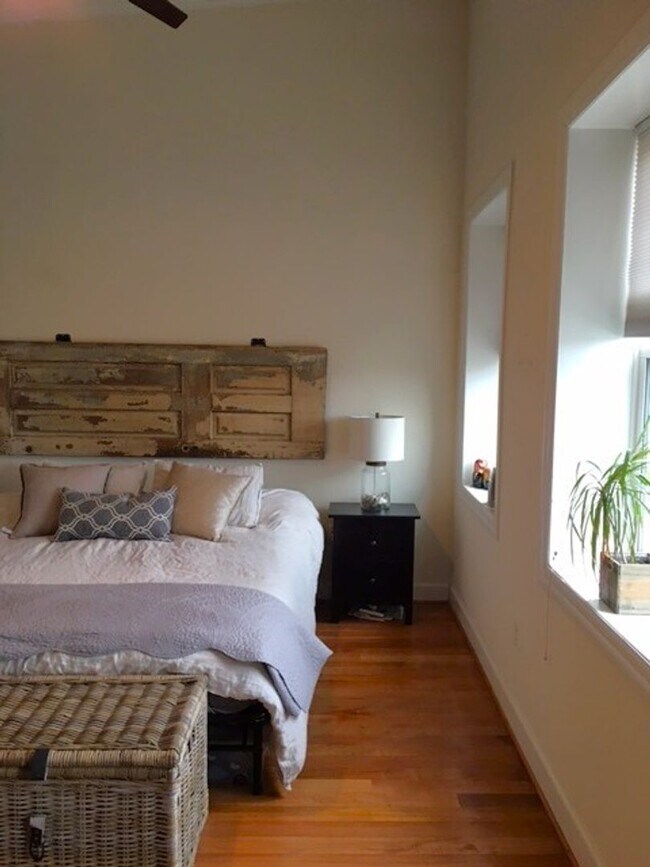 Building Photo - Logan Circle Light Filled One Bedroom with Den Loft with Balcony and Parking!