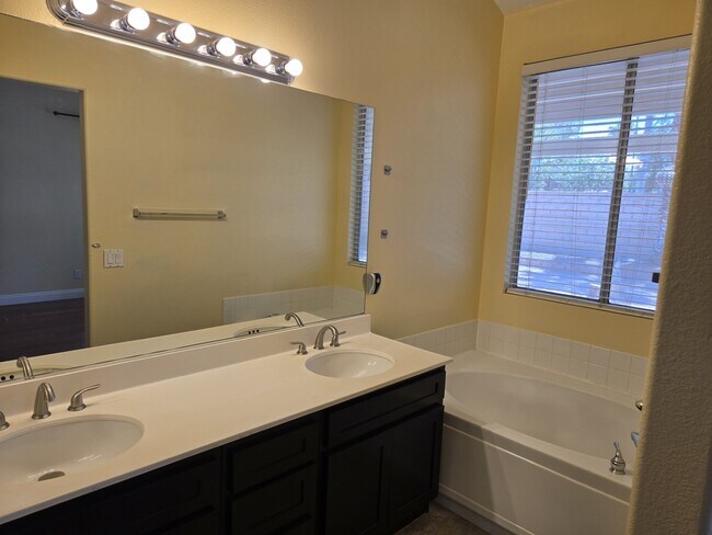 Building Photo - 8417 San Ramon Dr