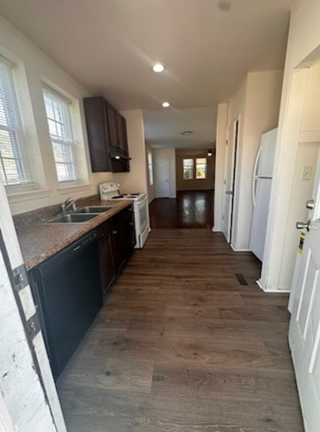 Building Photo - Three Bedroom Condo - Centrally Located Suffolk!