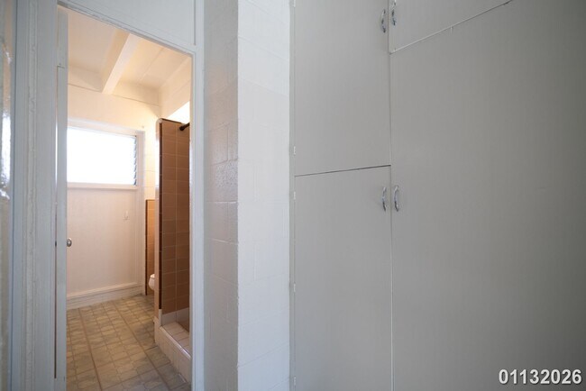 Building Photo - Furnished Alamoana-Kakaako 2nd Floor Unit (Piikoi St)