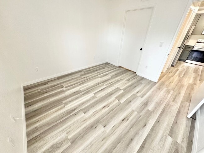 Building Photo - 2 Bedroom, 2 Full Bath Newly Renovated Con...