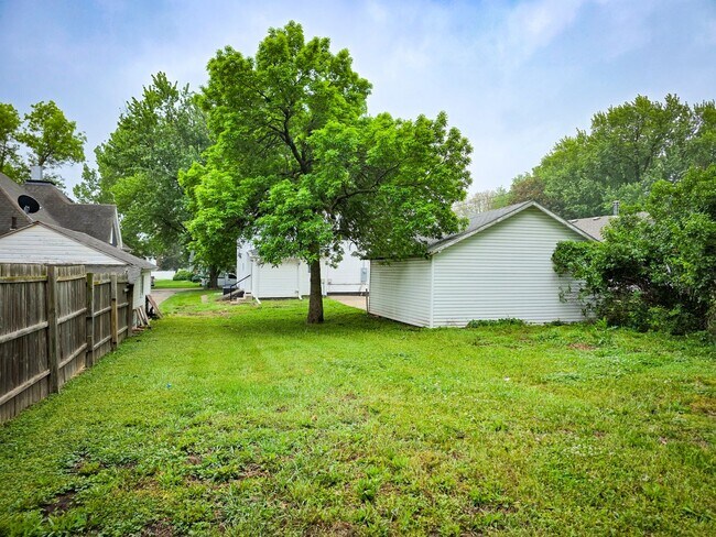 Building Photo - 1208 Koenigstein Ave
